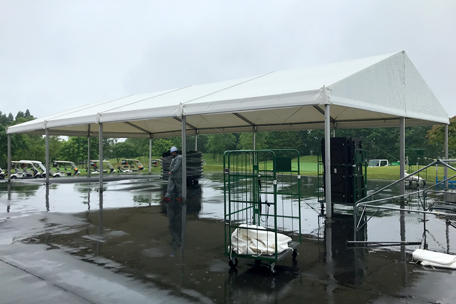 大型テント設営風景